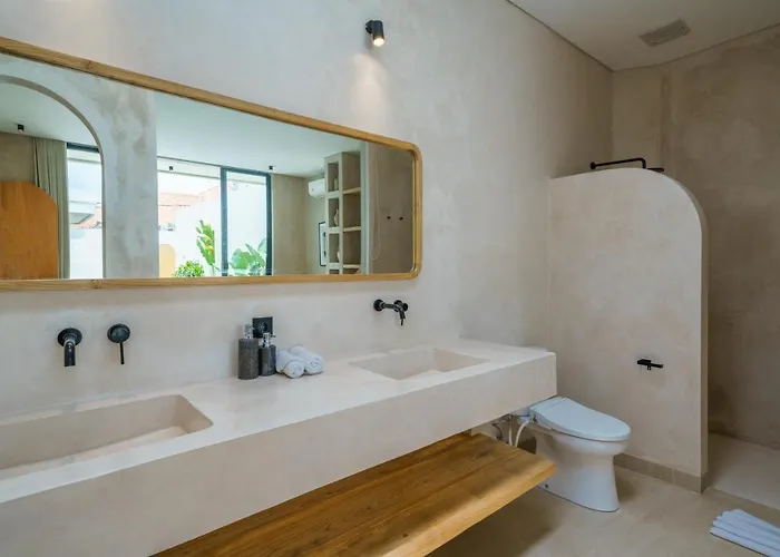 Leros - Modern Chic 2br Mediterranean In Canggu!